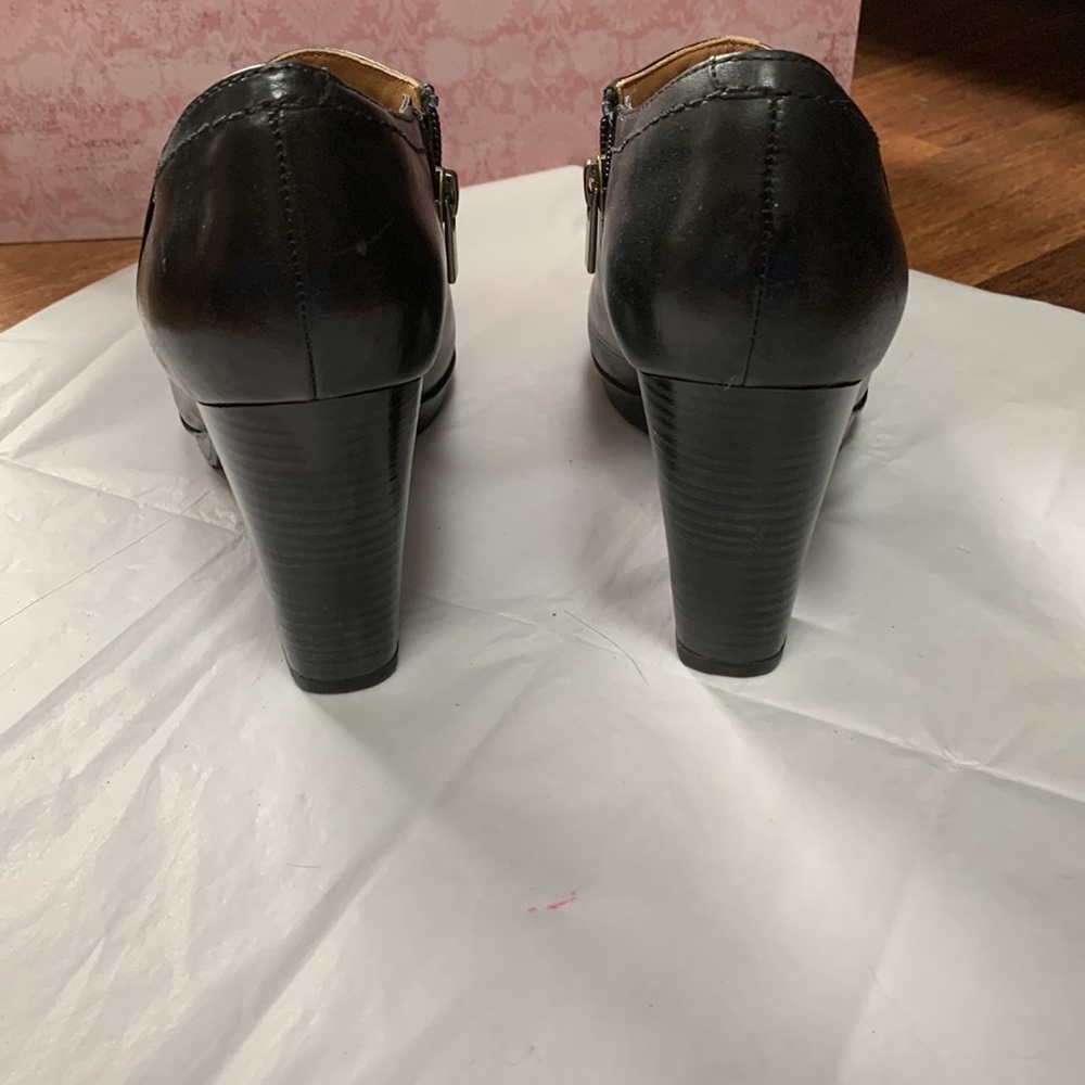 Clarks black leather bootie, staked wood 4” heel sz 9, rubber soles - Picture 3 of 7